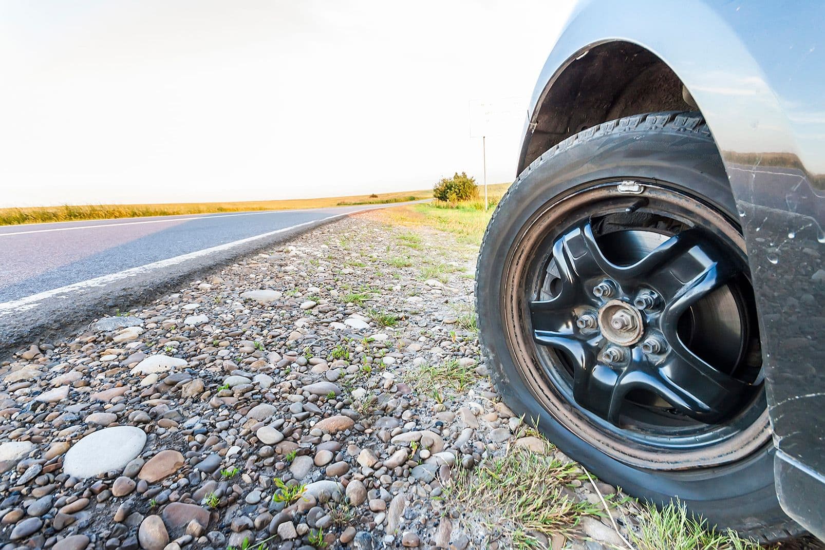 6 maneras de prevenir pinchazos en los neumáticos de tu coche 