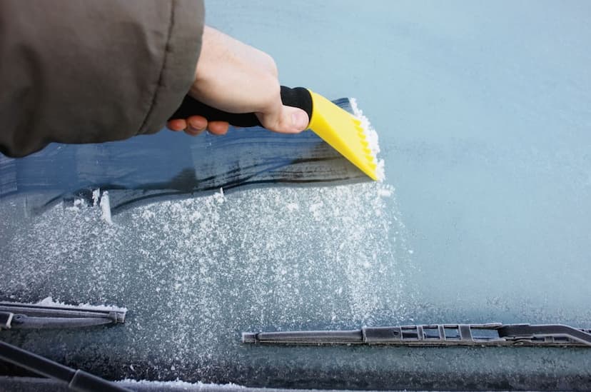¿Cómo quitar el hielo del parabrisas sin dañarlo?